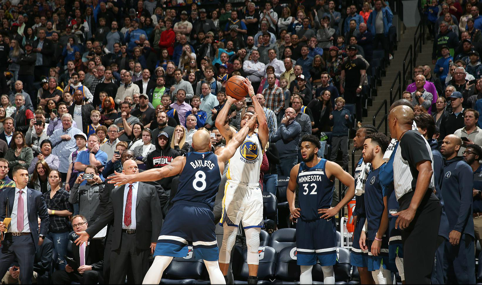 从犹他爵士加时末段再遭质疑到勒沃库森集结日伤情更新，金州勇士完成体检备战NBA常规赛的简单介绍